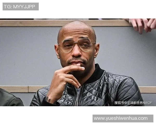 足球传奇黑白肖像展现伟大球员风采与永恒魅力